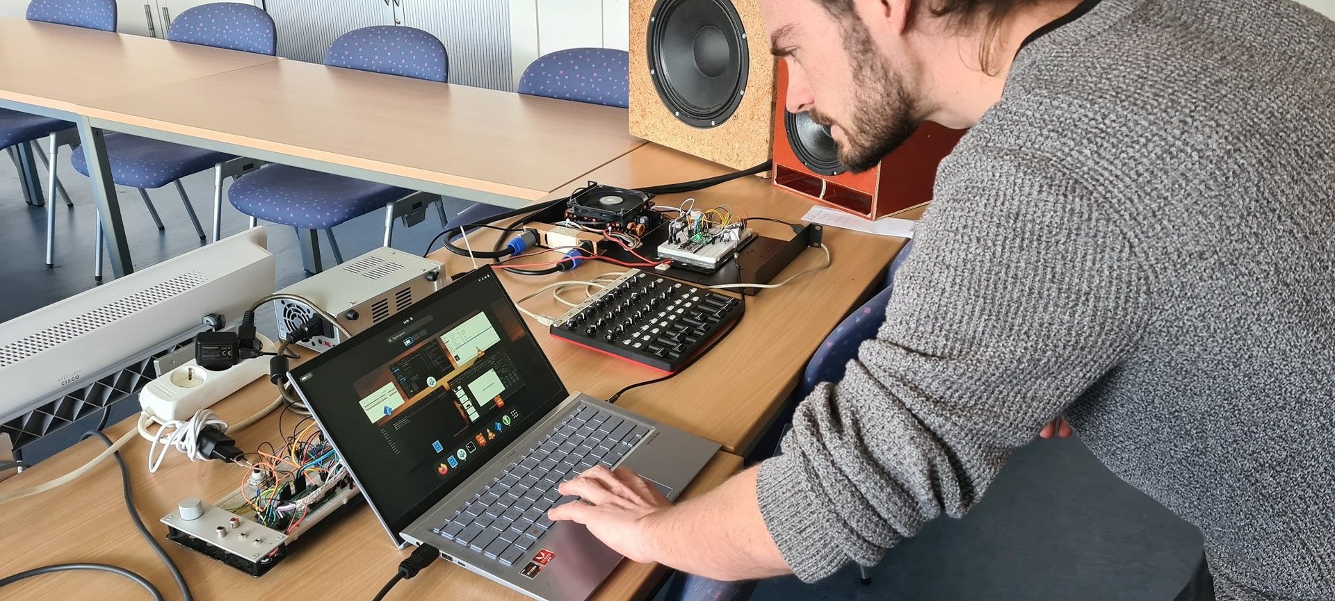 Junger Mann am PC