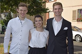 Zwei Absolventen und eine Absolventin der Hochschule Esslingen