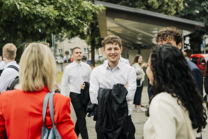 Ein Graduierter im Kreis der Familie