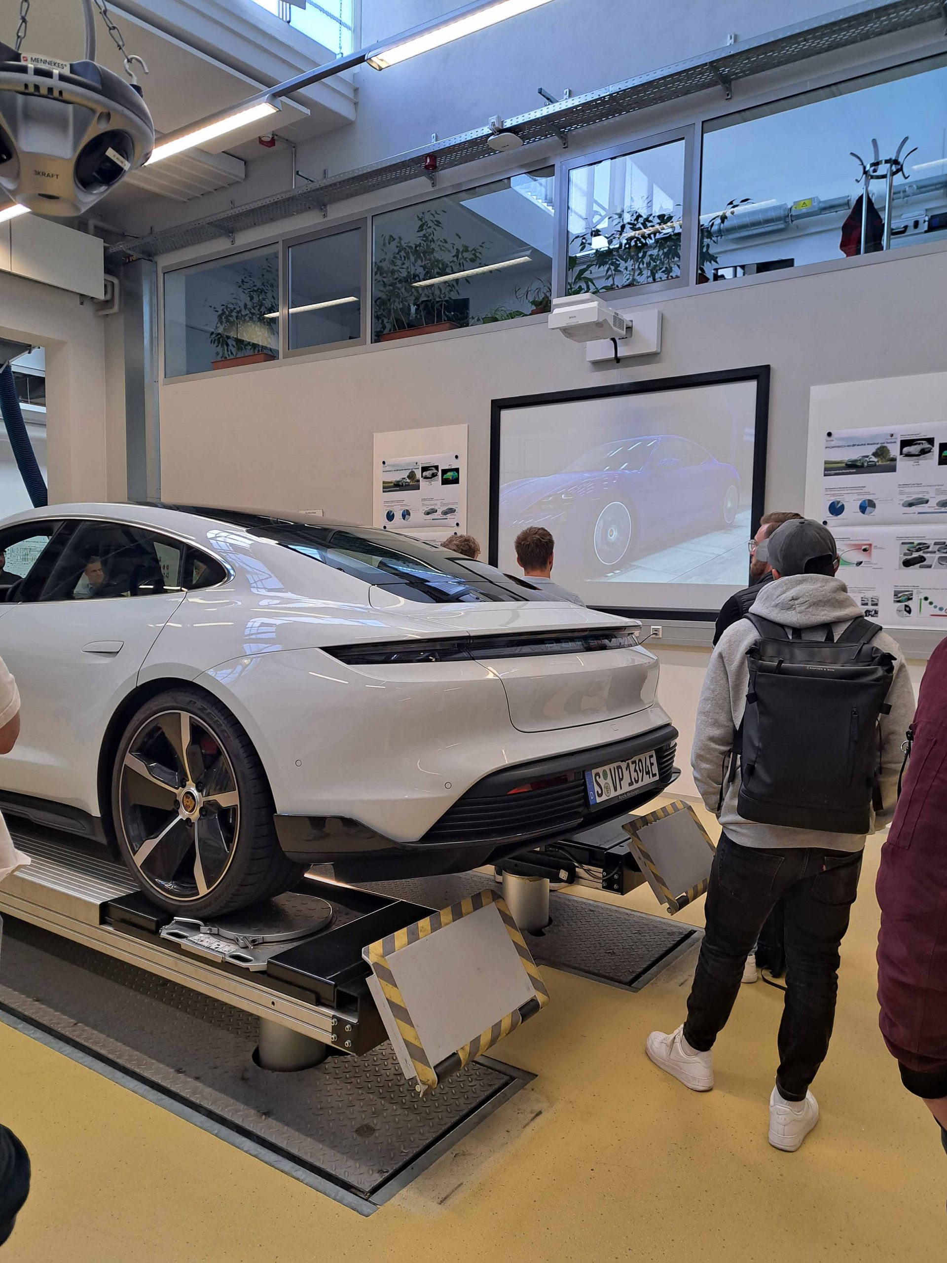 Der Porsche Taycan auf der Hebebühne im CAST-Labor.
