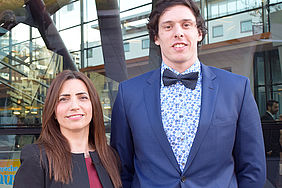 Julinda Sokoli und Stefan Schlereth vor der Fassade des Neckar-Forum Esslingen