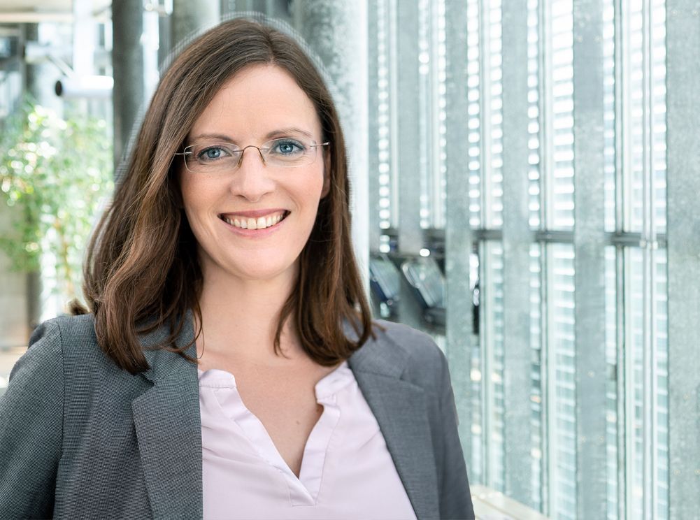 Die neu berufenene Professorin Dr. Andrea Buck blickt freundlich in die Kamera.