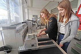 Zwei Mädchen in einem Labor