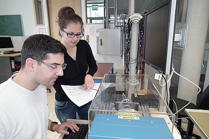 Studierende arbeiten am Prüfstand im Labor Kfz Aktuatorik, Foto: Fakultät Fahrzeugtechnik 