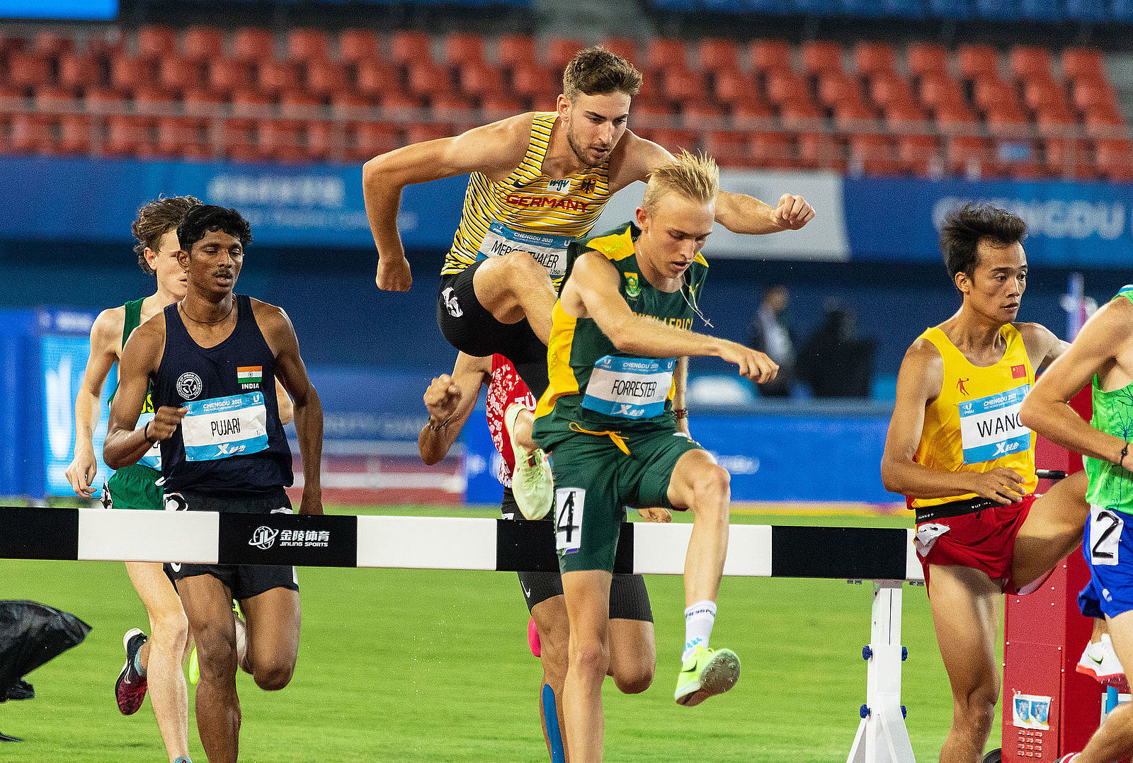 Jens Mergenthaler 3. v.lks. - Hindernislauf 3000 m Lauf, World University Games 2023 - Foto: Arndt Falter