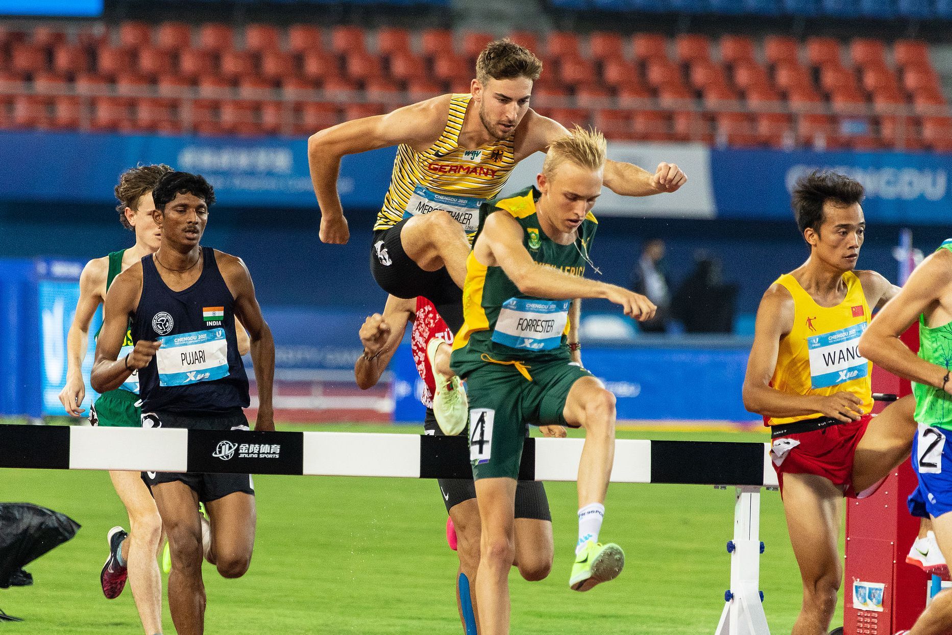 Jens Mergenthaler 3. v.lks. - Hindernislauf 3000 m Lauf, World University Games 2023 - Foto: Arndt Falter