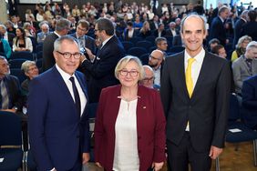 Gruppenfoto zwei Männer und eine Frau