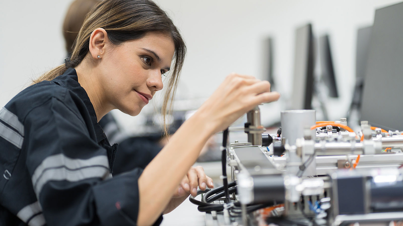 Student of the Master’s degree programme in mechatronics in front of the experimental set-up