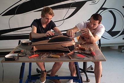 Styling laboratory exercise: Students create clay models or tapes (in the background) Photo: Esslingen University/Faculty of Automotive Engineering 