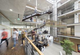 Gebäude von innen mit Studierenden im Hintergrund