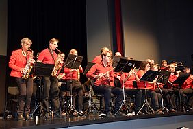 Band spielt auf der Bühne