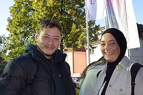 Zwei neue Studierende freuen sich auf den Semesterstart.