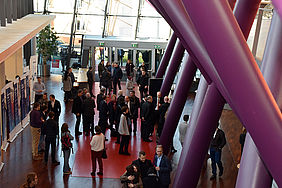 Das Foyer des Neckar-Forum Esslingen von oben. Zu sehen sind die ankommenden Absolventinnen und Absolventen mit ihren Angehörigen
