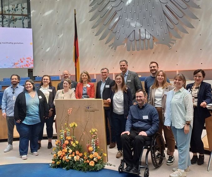 Gruppe von Männern und Frauen aus Hochschulen für angewandte Wissenschaften bei einer Tagung im ehemaligen Bundestag in Bonn