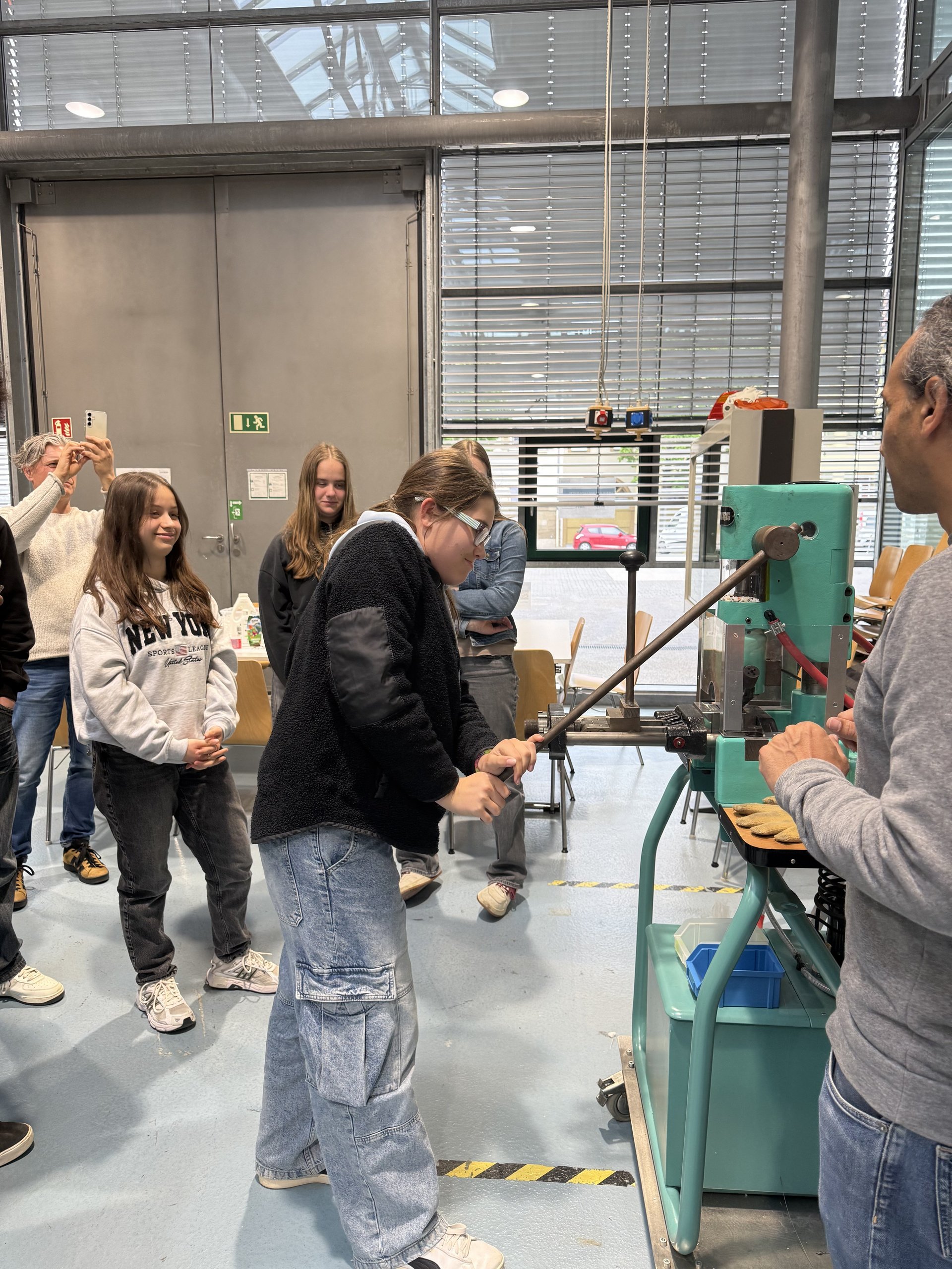 Schülerin macht Materialproben im Labor für Kunststofftechnik