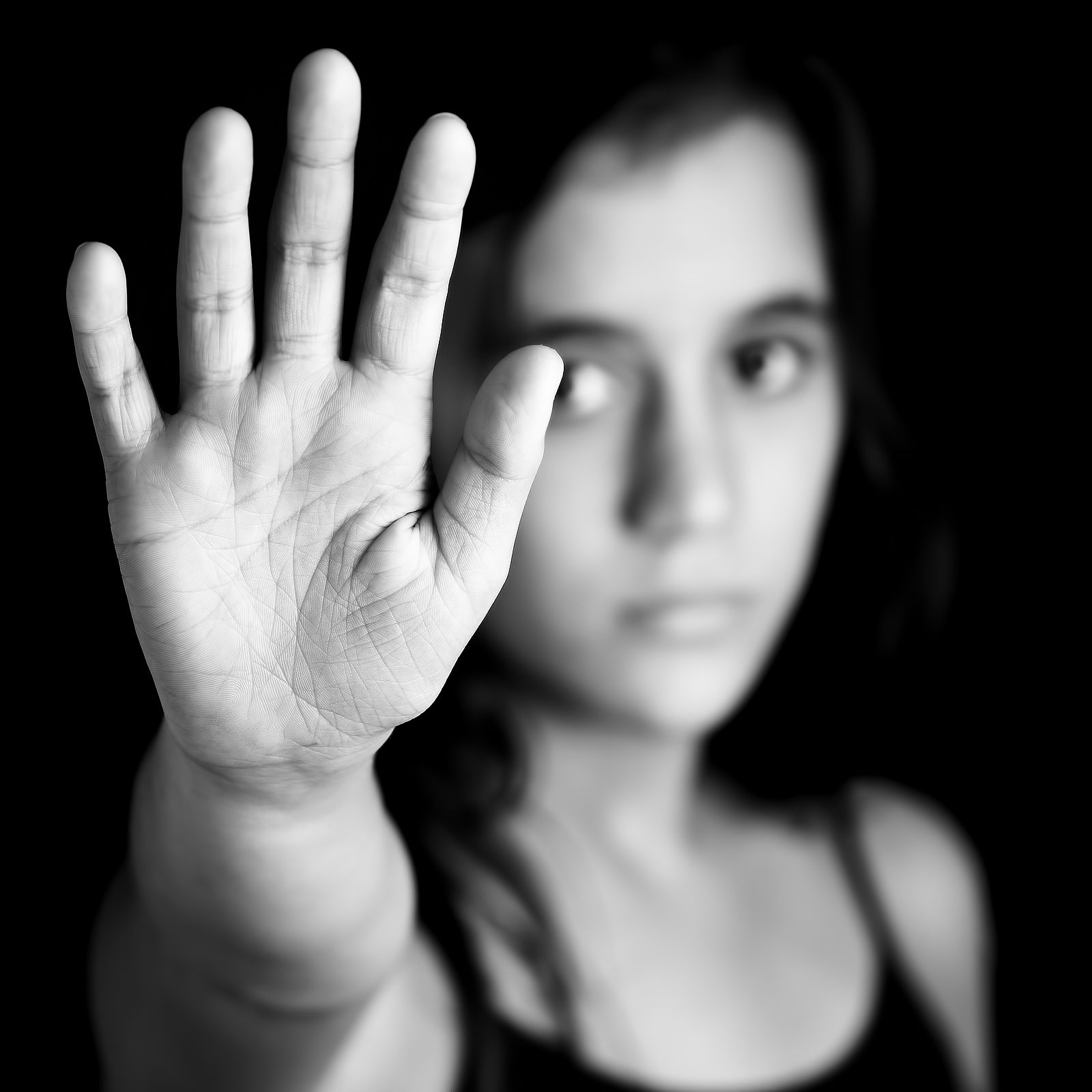 Mädchen signalisiert STOP mit flacher Hand; Kampagne gegen Gewalt, Gender und sexuelle Diskriminierung