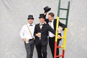 Gruppe von Männern lassen sich beim Kandelmarsch fotografieren