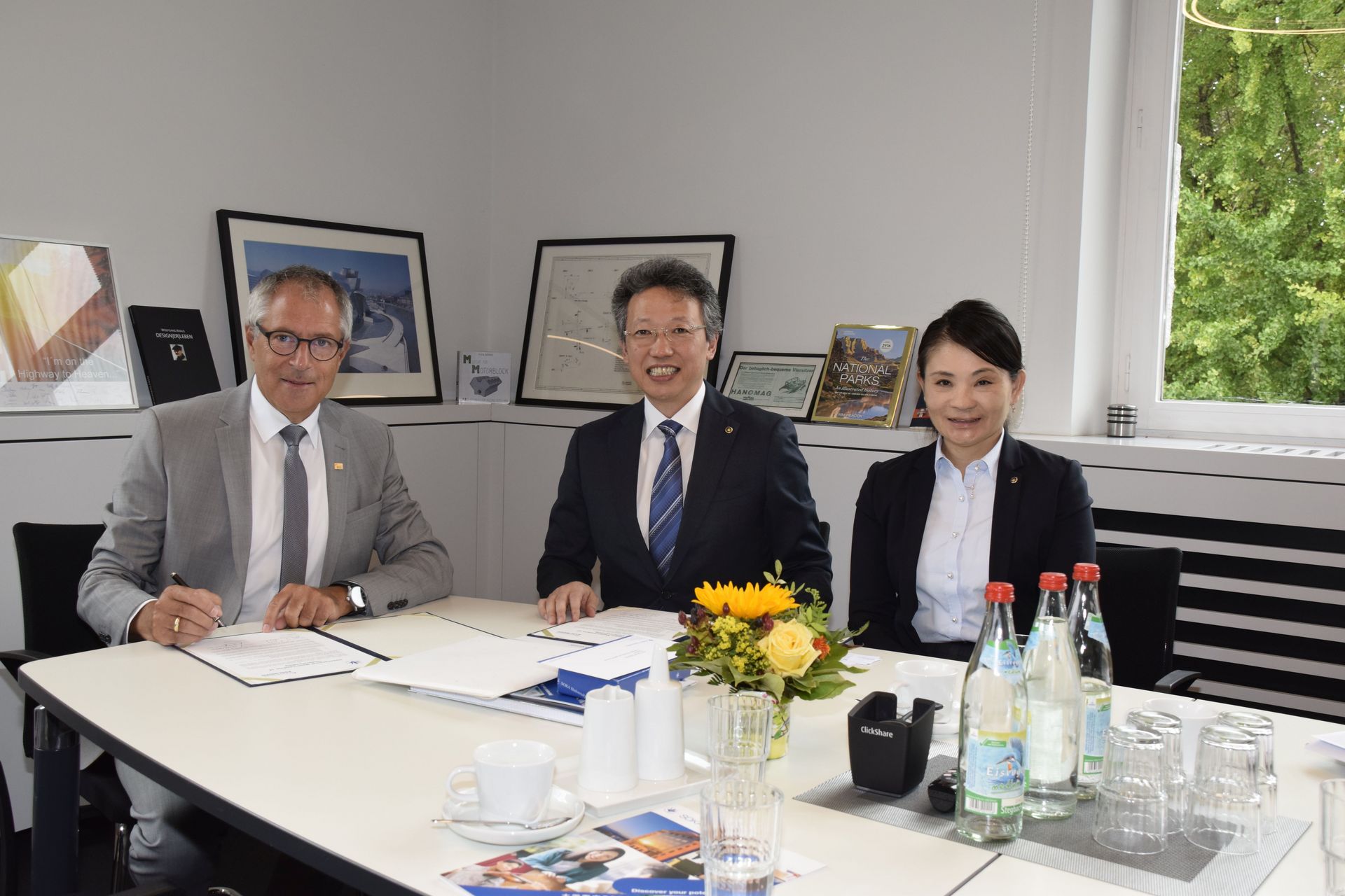 Unterzeichnung der Kooperation Hochschule Esslingen und Soka University Tokio. V. l.n.r. Prof. Christoph Wolfmaier und Prof. Dr. Satoshi Sasaki und Yumi Oshida - Foto: Hochschule