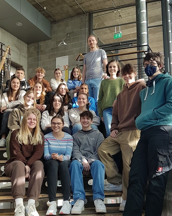 Gruppe von Schülerinnen und Schülern mit Lehrer an der Hochschule Esslingen