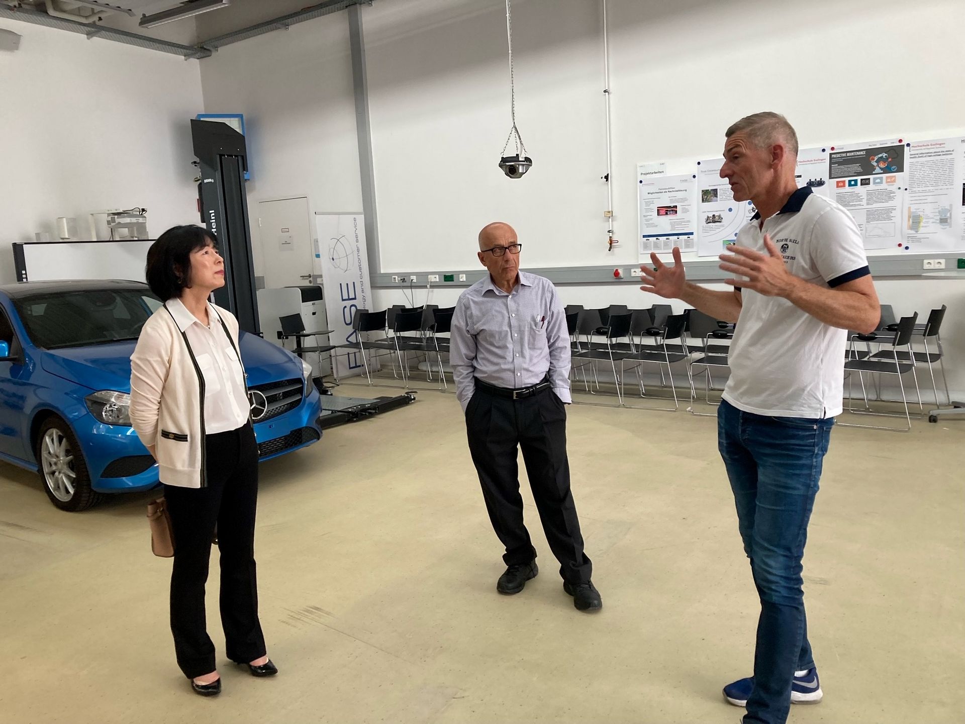 Prof. Park (l.), Prof. Torfeh (m.) und Prof. Schreier (r.) im Gespräch über Autonomes Fahren im Labor CAST