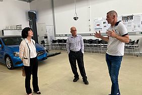 Prof. Park (l.), Prof. Torfeh (m.) und Prof. Schreier (r.) im Gespräch über Autonomes Fahren im Labor CAST