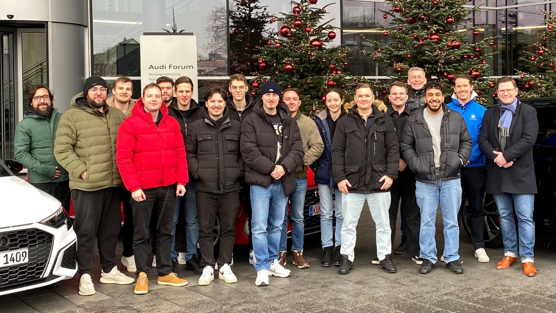 Gruppenfoto: Studierende vor dem Audi Forum