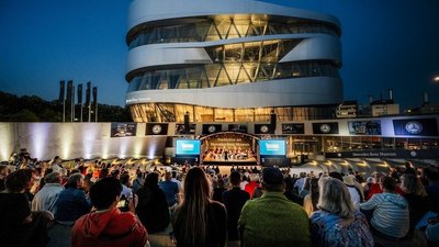 Open Air Arena des Mercedes-Benz Museums bei Nacht