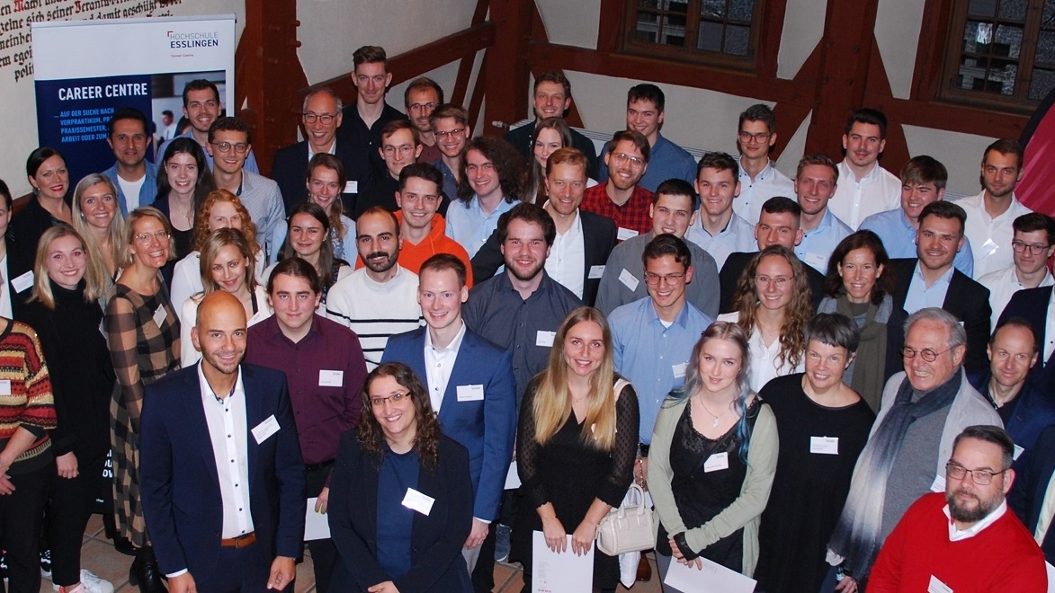 Gruppe von Studierenden und Fördernden des Deutschlandstipendiums an der Hochschule Esslingen