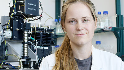 Erfolgreiche Alumna Lea Seeger arbeitet im Labor derzeit an Ihrer Promotion..