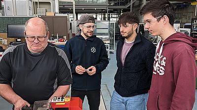 Schüler zu Gast in einem Labor der Hochschule Esslingen