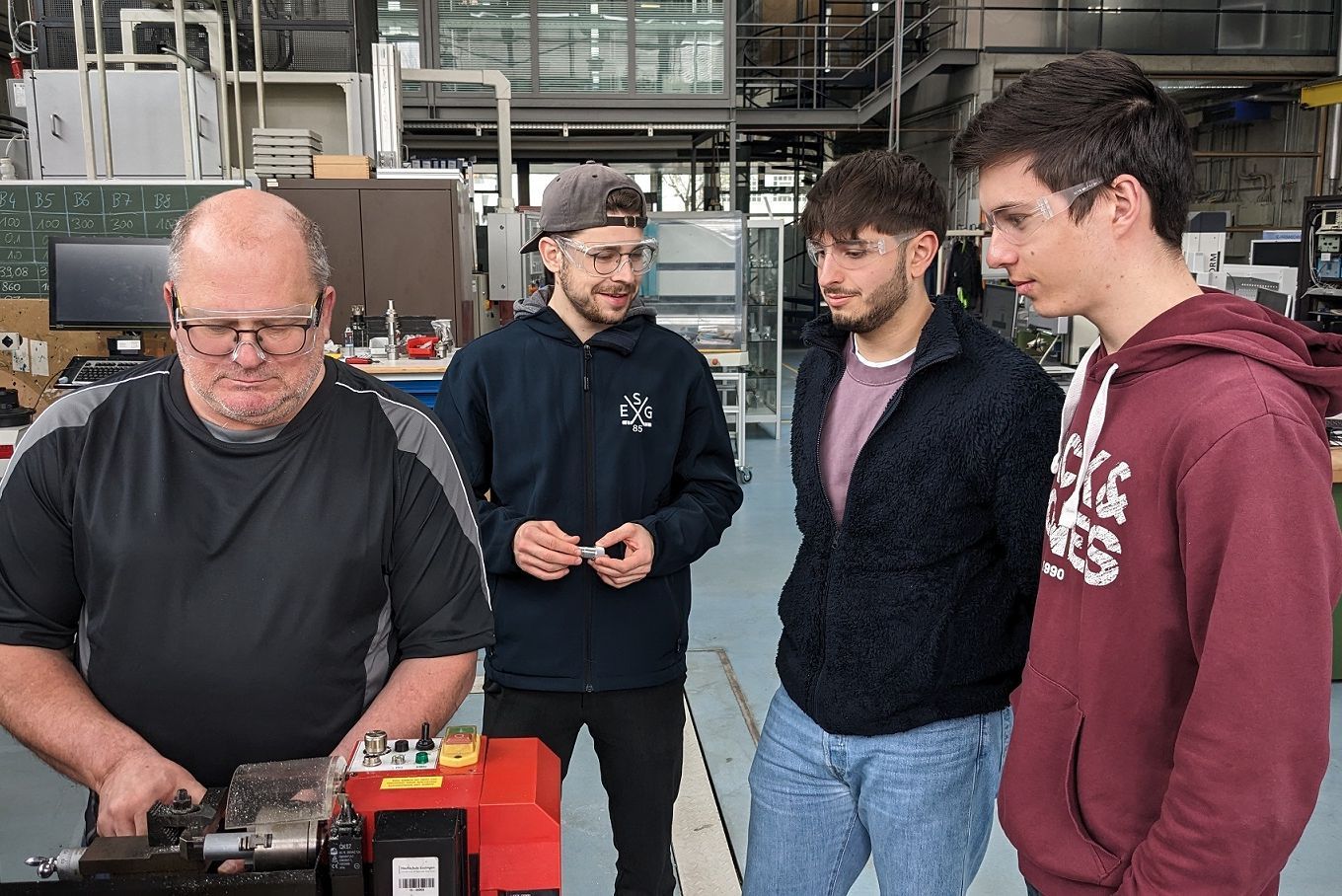 Schüler zu Gast in einem Labor der Hochschule Esslingen