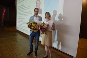 Fabian Diefenbach und Clarita Schwengers mit Blumenstrauß