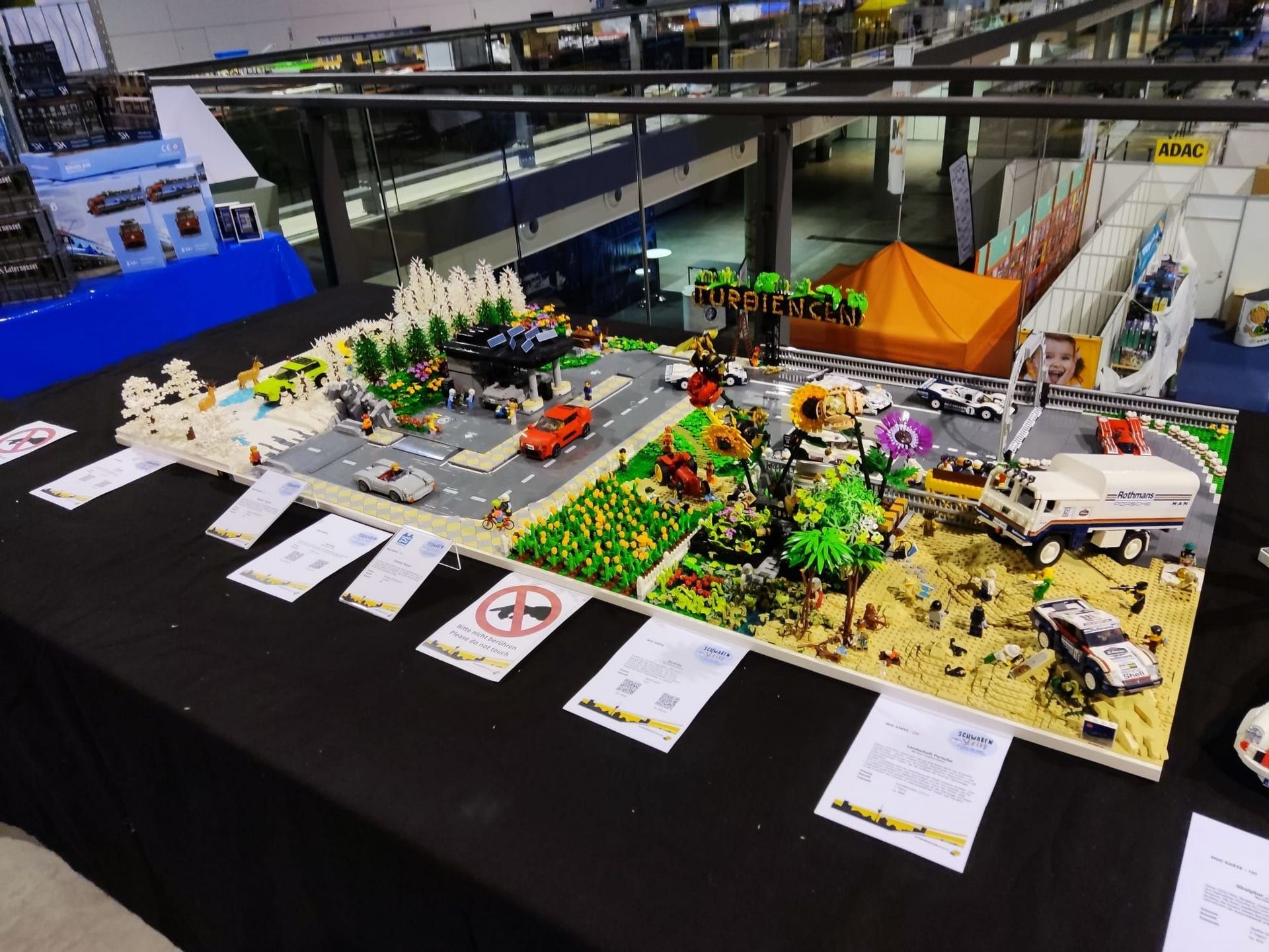 Blick auf einen Lego-Tisch eines Esslinger Professors