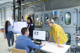 Studierende in einem Labor des Studiengangs Nachhaltige Gebäude- und Energietechnik
