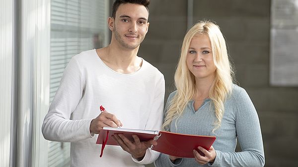 Studierende lehnen an Geländer in der Hochschule Esslingen