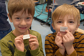 zwei Kinder lächeln in die Kamera