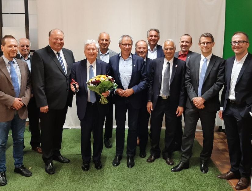 Gruppenfoto mit Professorenschaft und Industrievertretungen