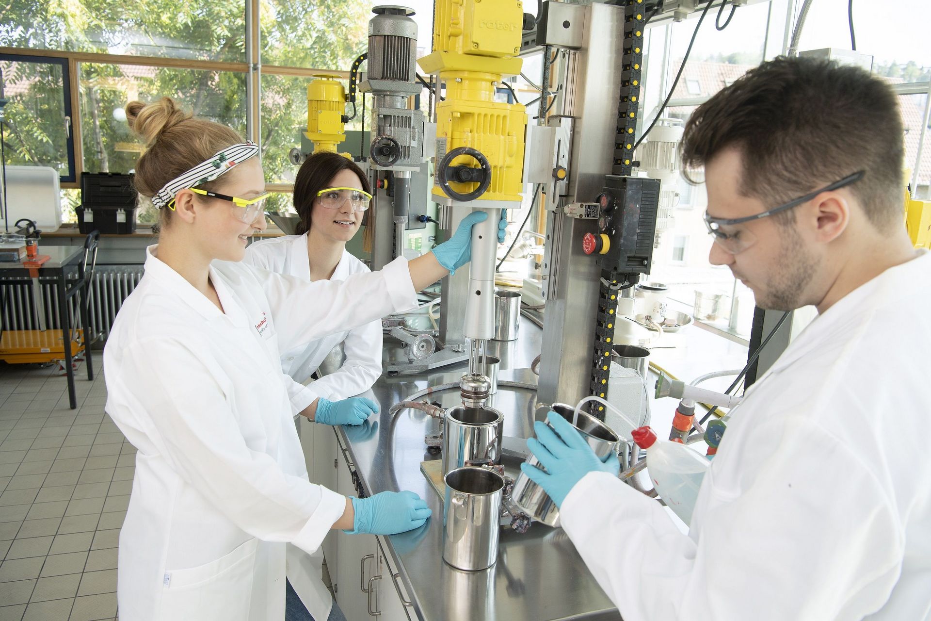 Studierende in einem Labor