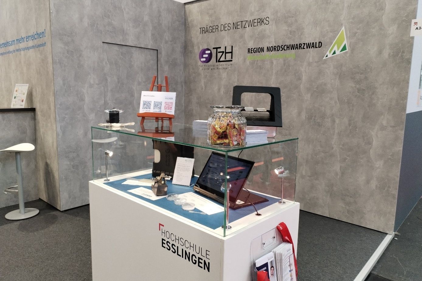 Messestand des Labors für Kunststofftechnik der Hochschule Esslingen