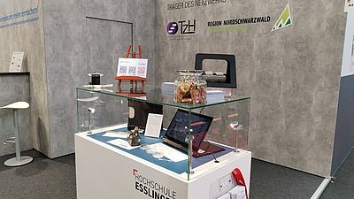 Messestand des Labors für Kunststofftechnik der Hochschule Esslingen