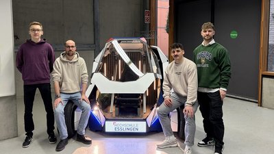 Gruppenfoto der Masterstudierenden und der "Fast Track" Prototyp.