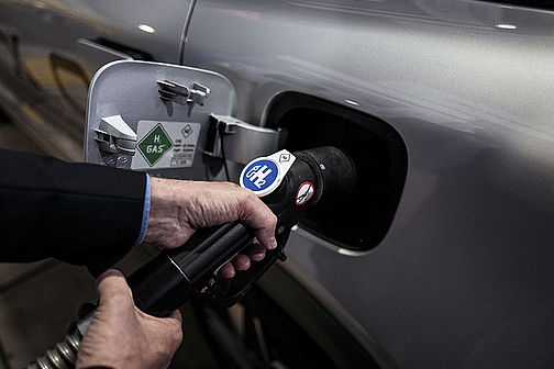 Person beim Tanken mit Wasserstoff