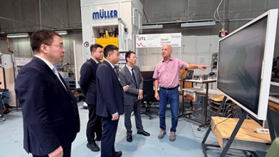 Der chinesischen Delegation der XUT wird das Labor gezeigt.