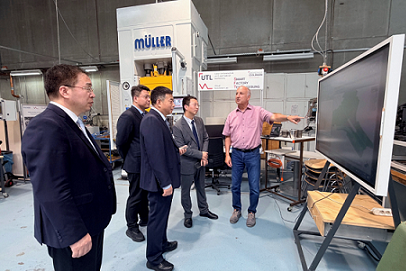 Der chinesischen Delegation der XUT wird das Labor gezeigt.