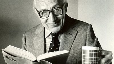 Portraitfoto von Norbert Elias mit BUch und Tasse in den Händen