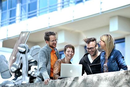 Blick auf Campus Flandernstraße mit Studierenden davor