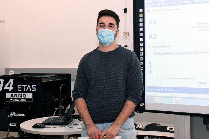 Ein junger Mann mit Maske.