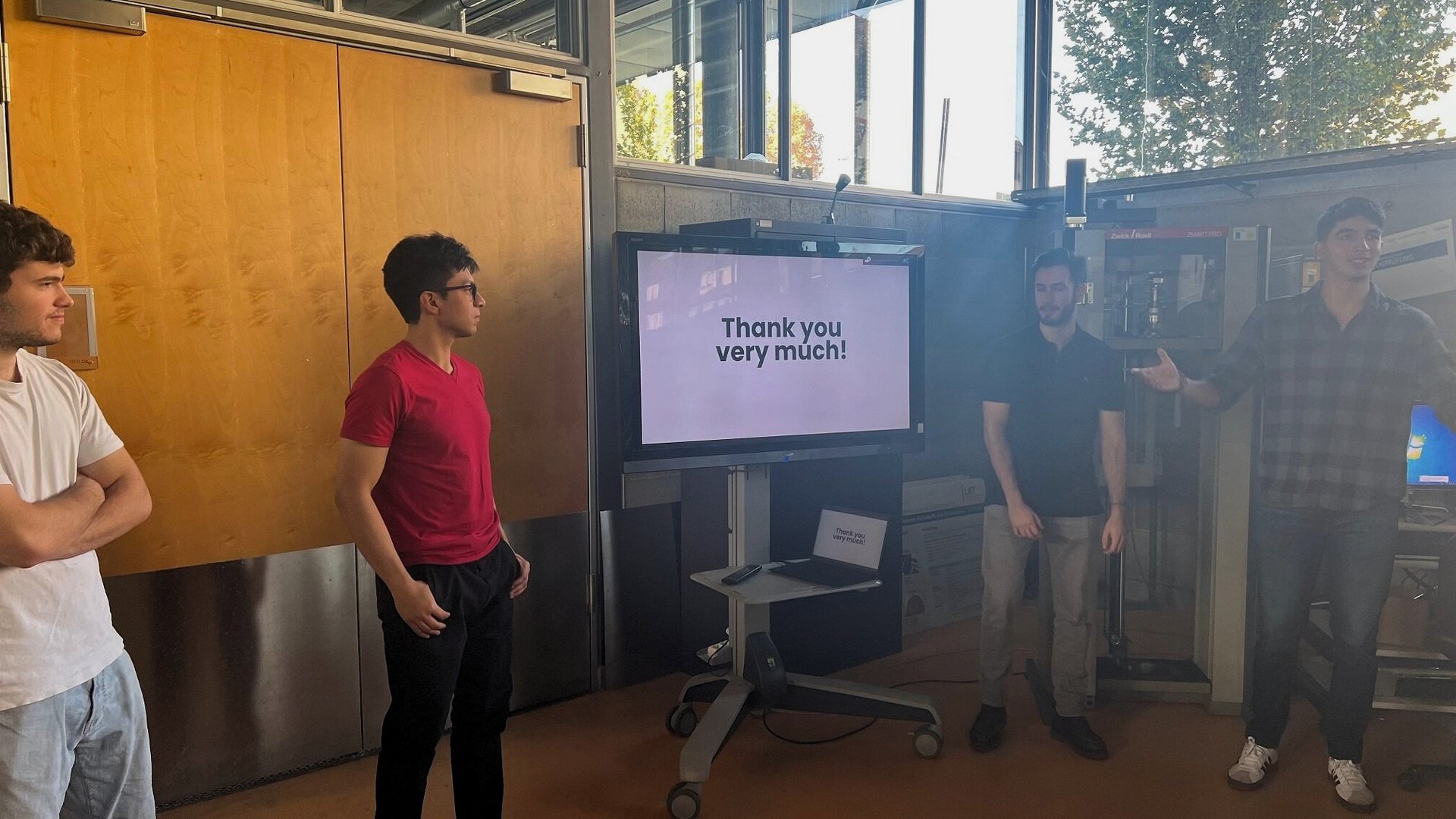 Studierende halten einen Vortrag