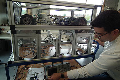 Studierender während einer Laborübung Mikrocomputertechnik, Foto: Fakultät Fahrzeugtechnik