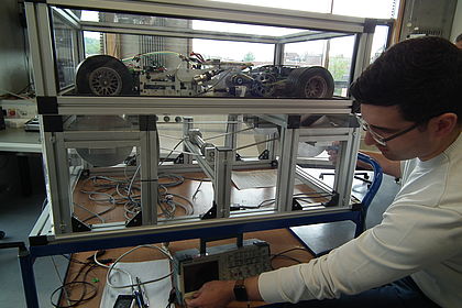 Lab excercises “Automotive electronics”, in which students work in pairs to set up, evaluate and measure electronic systems and electric drives, and programme microcomputers in vehicle models, Photo: Automotive Faculty